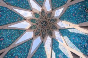 làm trần thạch cao giá rẻ đất đỏ huyện | Intricate geometric ceiling showcasing Islamic art with blue mosaic patterns and sun