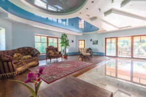 báo giá thi công trần thạch cao đơn giản vũng tàu | Bright living room with modern design, featuring elegant furniture and la
