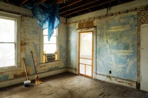 báo giá thi công trần thạch cao văn phòng long điền | An empty room in an abandoned house with peeling walls and construction